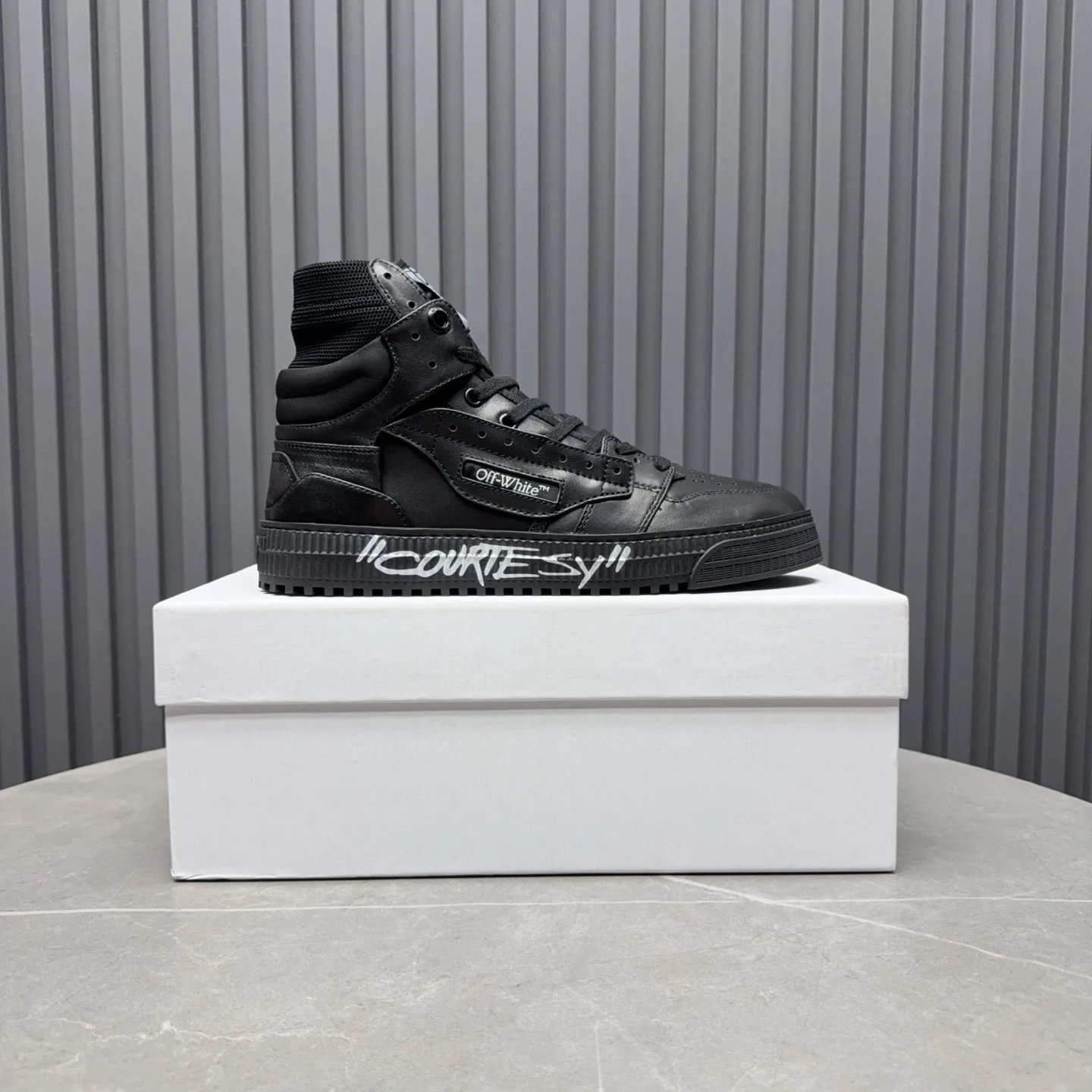Men's shoes💰740 OFF WHITE ⚡️Couple style⚡️The latest spring style street casual shoes, released with the highest quality version on the market👊Series original mold opening, original lasting, production technology 1:1 original version➰🔜The best choice for more and more celebrities and Internet celebrities🔸In the classics Changes in the code🔸Innovate in the trend🔸Strive to break away from the shackles of bad street design🔝Although he is not the originator of fashion design, he is definitely a shining dark horse in avant-garde design🐴🆙Do not follow the trend🔅Not universal beauty🔅 Fabric💯First-layer cowhide Lining💯Imported skin-friendly and environmentally friendly polyester mesh Foot pads💯Original molded high-elastic environmentally friendly molding pads Midsole💯Made with original last-last technology Outsole💯Rubber outsole Packaging💯Official website synchronizes full set of packaging (brand wrapping paper, brand certificate, brand cloth bag) Code numbers 35-44, 45 46 Customized